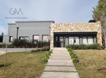 Casa · 220m² · 4 Ambientes · Casa en Alquiler Temporal en Arenas del Sur