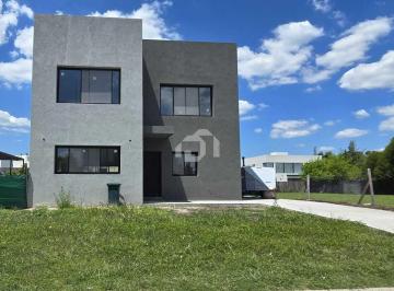 Casa · 206m² · 5 Ambientes · 2 Cocheras · Casa en Venta en Lagoon Pilar, Pilar, G. B. a. Zona Norte