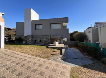Casa · 380m² · 8 Ambientes · 2 Cocheras · Casa en Country Cinco Lomas