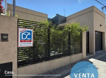 Casa · 390m² · 2 Dormitorios · 1 Cochera · Casa a La Venta, con Pileta y Parrilla, en Calle 25 de Mayo Al 1000