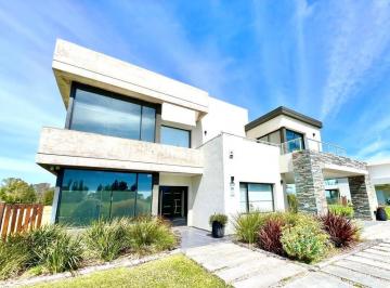 Casa · 336m² · 6 Ambientes · 2 Cocheras · Casa en La Plata