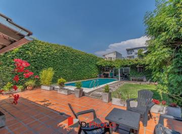 Casa · 220m² · 5 Ambientes · 2 Cocheras · Casa de 5 Ambientes en Venta, con Jardin Pileta y Quincho en Villa Bosch