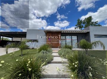 Casa · 166m² · 4 Ambientes · 1 Cochera · Casa en Venta 4 Ambientes con Pileta en Fincas de Álvarez