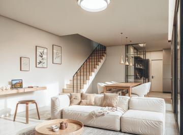 Casa · 154m² · 5 Ambientes · Casa de Pasillo de 3 Dormitorio con Quincho, Solarium y Pileta en Pichincha