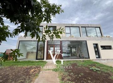 Casa · 209m² · 5 Ambientes · 2 Cocheras · Casa Venta Barrio Haras Santa María Escobar