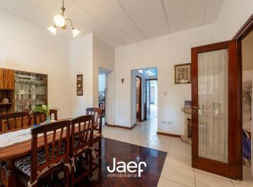 Casa de 5 ambientes, Rosario · Casa Al Frente con Cochera Patio y Terraza en Echesortu