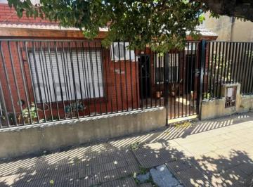 Casa · 100m² · 3 Ambientes · Casa de 3 Ambientes con Patio y Parrilla en Barrio La Tablada