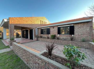 Casa · 145m² · 6 Ambientes · 1 Cochera · Propiedad en Venta - Suipacha Esq. F. Ramírez, Barrio Los Troncos, Funes - 2 Dorm..