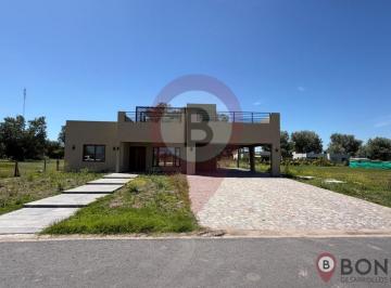 Casa · 188m² · 4 Ambientes · 6 Cocheras · Hermosa Casa con Piscina en San Eliseo Country Golf