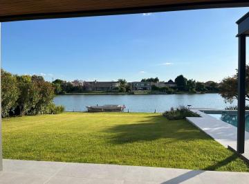 Casa · 376m² · 5 Ambientes · Casa en Alquiler en Barrio Santa Barbara - Al Agua! 1200 m