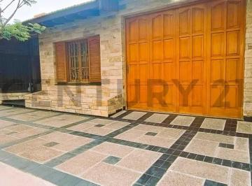 Casa · 196m² · 4 Ambientes · 3 Cocheras · Venta de Casa en Godoy Cruz