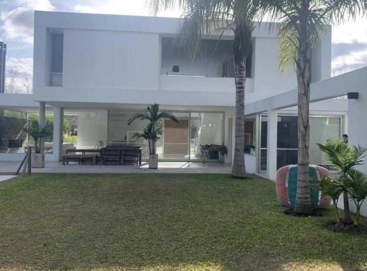Casa · 260m² · 4 Ambientes · 2 Cocheras