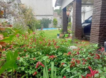 Casa · 193m² · 5 Ambientes · 1 Cochera · Venta Casa 5 Amb con Pileta Jardin Parrilla Cochera en Castelar