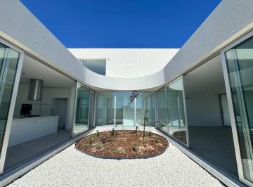 Casa · 261m² · 7 Ambientes · 2 Cocheras · Venta: Casa de Tres/cuatro Dorm. con Galeria, Pileta y Terreno de 1097 m². Rosario, Funes