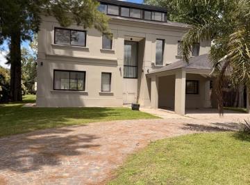 Casa · 258m² · 5 Ambientes · 6 Cocheras · Oportunidad Casa a La Venta en St Thomas Este