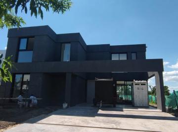 Casa · 180m² · 5 Ambientes · 2 Cocheras · Casa en Venta Al Agua de 5 Ambientes en Canton Golf