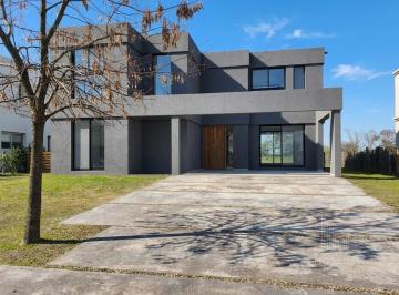 Casa · 180m² · 5 Ambientes · 2 Cocheras · Casa en Venta Al Agua de 5 Ambientes en Canton Golf