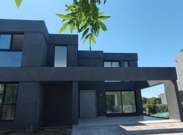 Casa · 180m² · 5 Ambientes · 2 Cocheras · Casa en Venta Al Agua de 5 Ambientes en Canton Golf