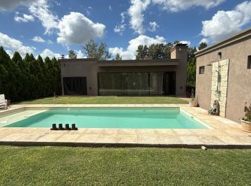 Casa · 244m² · 5 Ambientes · 2 Cocheras · Venta Casa en Barrio Privado Puerto Roldan