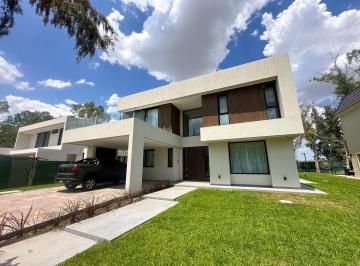 Casa · 313m² · 5 Ambientes · 6 Cocheras · Espectacular Casa Minimalista y Diseño a La Venta St Thomas