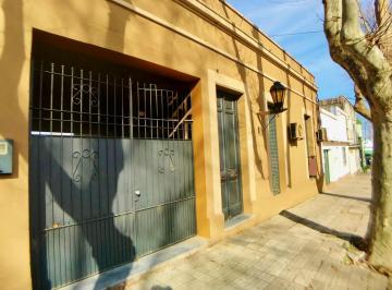 Casa · 373m² · 4 Ambientes · 1 Cochera · Colonia - Venta Casa Céntrica de 3 Dorm., Patio y Cochera