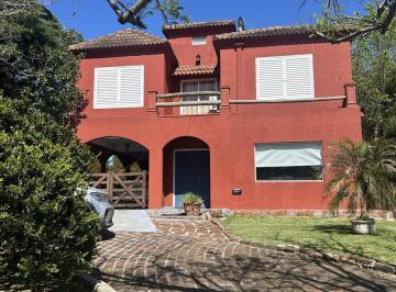 Casa · 143m² · 4 Ambientes · 1 Cochera · Impeclable Casa Estilo Villa Italiana en Barrio San Agustin, Villanueva con 3 Dorm. y 2 Baños