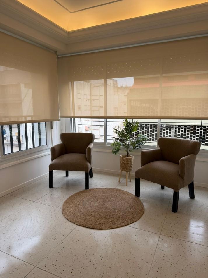 Living comedor externo con salida al balcón. Algo de vista lateral al mar, comedor diario O tercer dormitorio. Cocina separada amplia. Lavadero con baño de servicio, dormitorio principal externo con placard a medida.