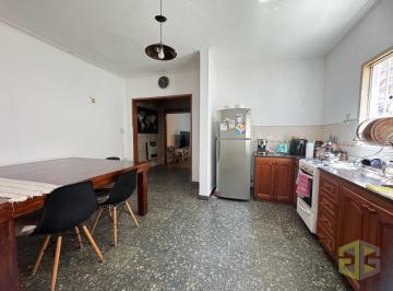 Casa · 150m² · 6 Ambientes · 1 Cochera · Casa en Venta. Tres Dorm..