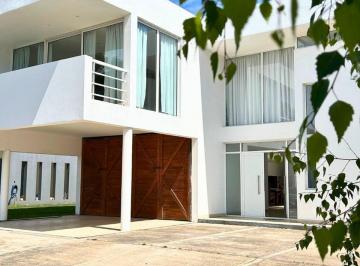 Casa · 342m² · 5 Ambientes · 6 Cocheras · Importa Propiedad en Rumenco