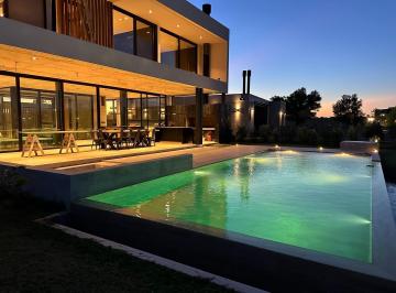 Casa · 350m² · 4 Ambientes · 2 Cocheras · Increíble Arquitectura de Vanguardia