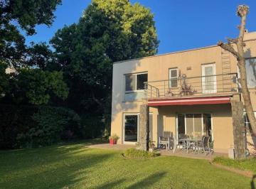 Casa · 237m² · 4 Ambientes · 2 Cocheras · Venta Casa Moderna con Spa y Piscina en Fincas de Iraola Lote Central