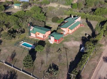 Casa · 251m² · 4 Ambientes · 1 Cochera · Venta de Importante Casa y Dos Monoambientes en Villa Cura Brochero