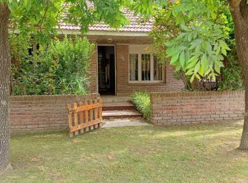 Casa · 102m² · 2 Dormitorios · 2 Cocheras · Chalet en Alquiler Anual a 3 Cuadras del Mar