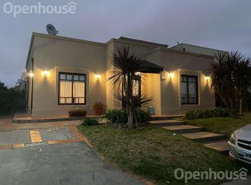 Casa · 125m² · 4 Ambientes · 2 Cocheras · Venta - Excelente Casa en Barrio El Hornero - Apta Credito