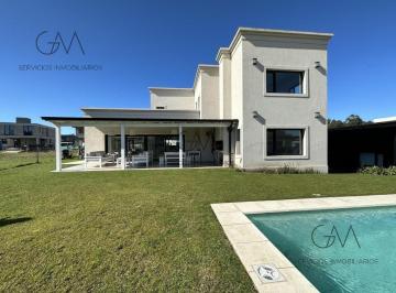 Casa · 240m² · 4 Ambientes · 1 Cochera · Moderna Casa en Alquiler Temporal