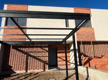Casa · 133m² · 5 Ambientes · 2 Cocheras · Dúplex Excelente Calidad - Pampas de Manantiales - Entrega Julio 2026