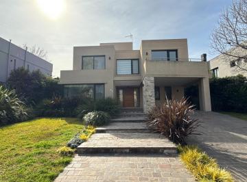 Casa · 320m² · 8 Ambientes · 2 Cocheras · Casa en Adrogué Chico