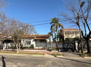 Casa · 140m² · 4 Ambientes · 1 Cochera · Casa en Temperley Oeste