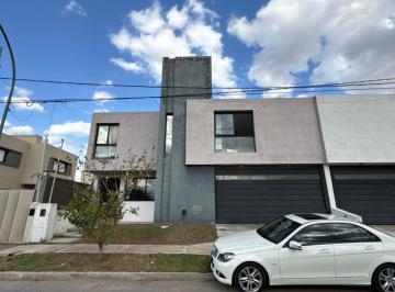 Casa de 4 ambientes, Córdoba · N° Poeta Lugones - Venta Casa 3 Dorm 3 Baños Patio Asador - 178 Cub