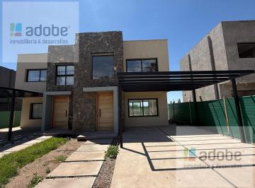Casa · 100m² · 3 Ambientes · 2 Cocheras · Duplex en Venta en B° Privado Ciro de Vieytes