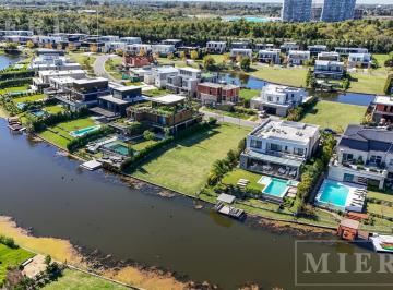 Terreno · 907m² · Lote en Venta Al Lago Central en Virazon, Nordelta