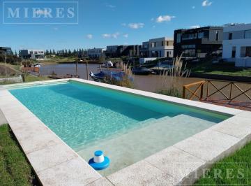 Casa · 245m² · 5 Ambientes · 2 Cocheras · Casa en Venta Al Rio en El Barrio Nautico El Canal, Villanueva.