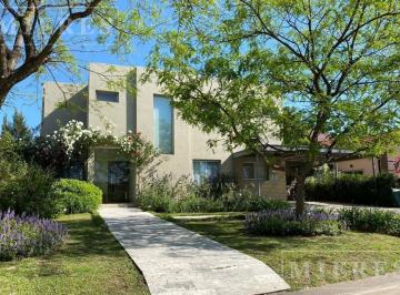 Casa · 250m² · 3 Dormitorios · 2 Cocheras · Casa en Alquiler Anual con Muebles en El Barrio San Agustín, Villanueva.