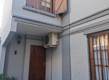 Casa · 70m² · 4 Ambientes · 1 Cochera · Venta de Casa 4 Ambientes en Ramos Mejia con Jardin