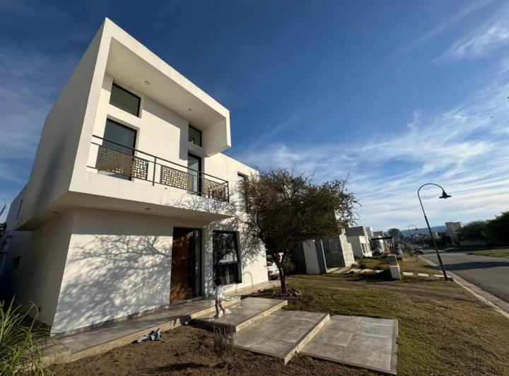 Casa · 159m² · 4 Ambientes · 2 Cocheras