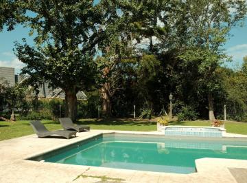 Casa · 450m² · 6 Ambientes · 1 Cochera · Comodo Chalet en Esquina