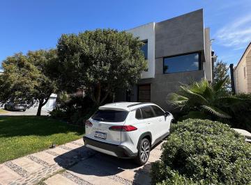 Casa · 200m² · 4 Ambientes · 2 Cocheras · Casa en Brisas de Adrogué