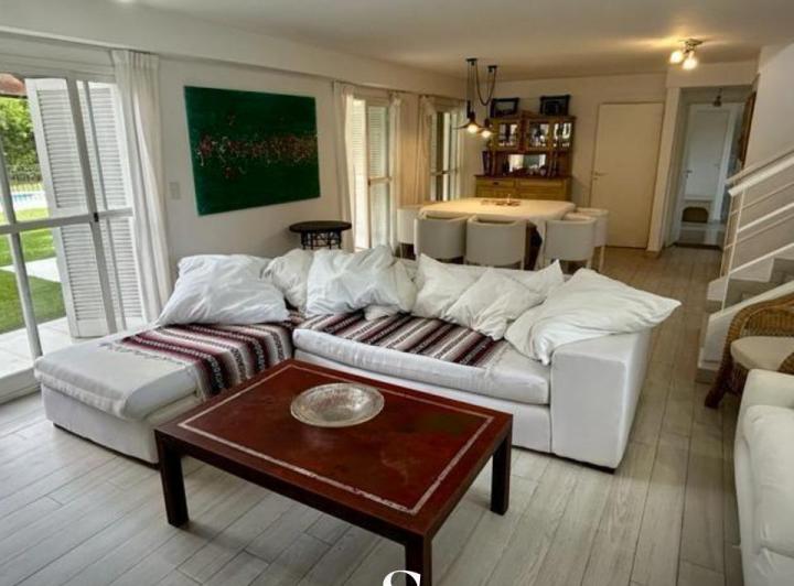 Casa · 700m² · 6 Ambientes · 2 Cocheras