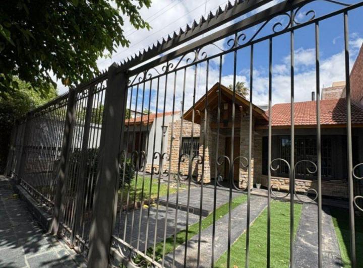 Casa · 332m² · 6 Ambientes · 1 Cochera