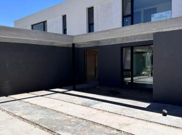 Casa · 150m² · 5 Ambientes · 3 Cocheras · Casa en Venta en La Plata